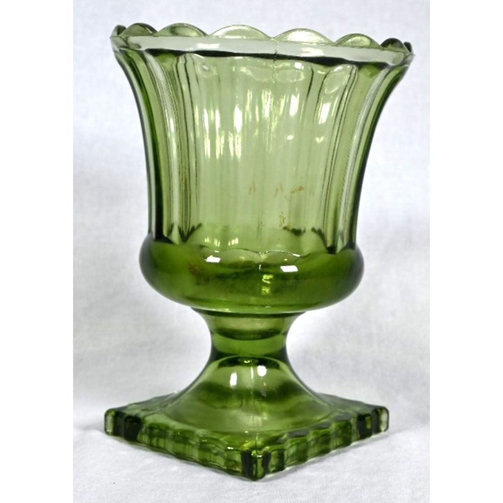 Vintage 1970s Indiana Glass Avocado Green Pedestal Vase Scalloped Lip - Picture 3 of 5